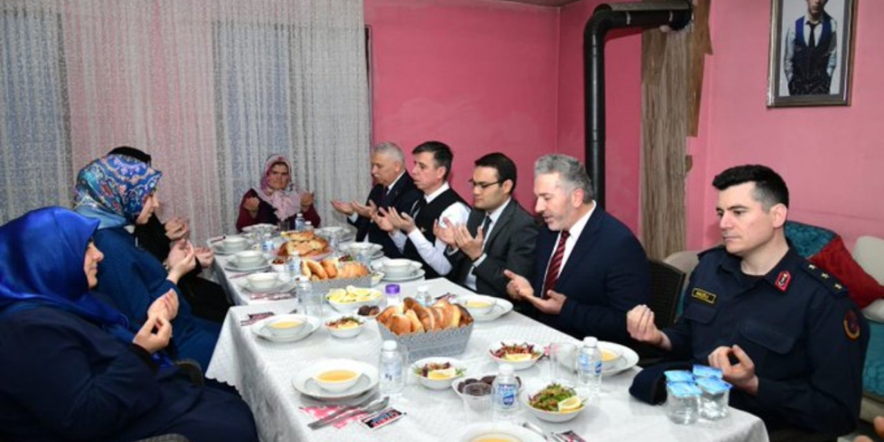Trabzon Valisi Yıldırım şehit şehit Eren Bülbül'ün ailesiyle iftar yaptı