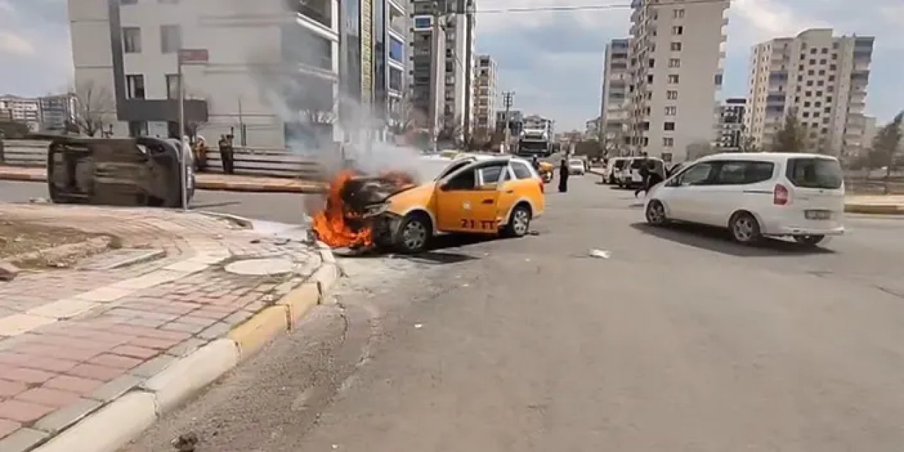 Diyarbakır'da trafik kazası! Taksi ile hafif ticari araç birbirine girdi! 3 yaralı