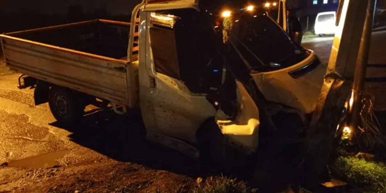 Dur ihtarına uymayan Trabzon plakalı araç direğe çarptı! Sürücü gözaltına alındı
