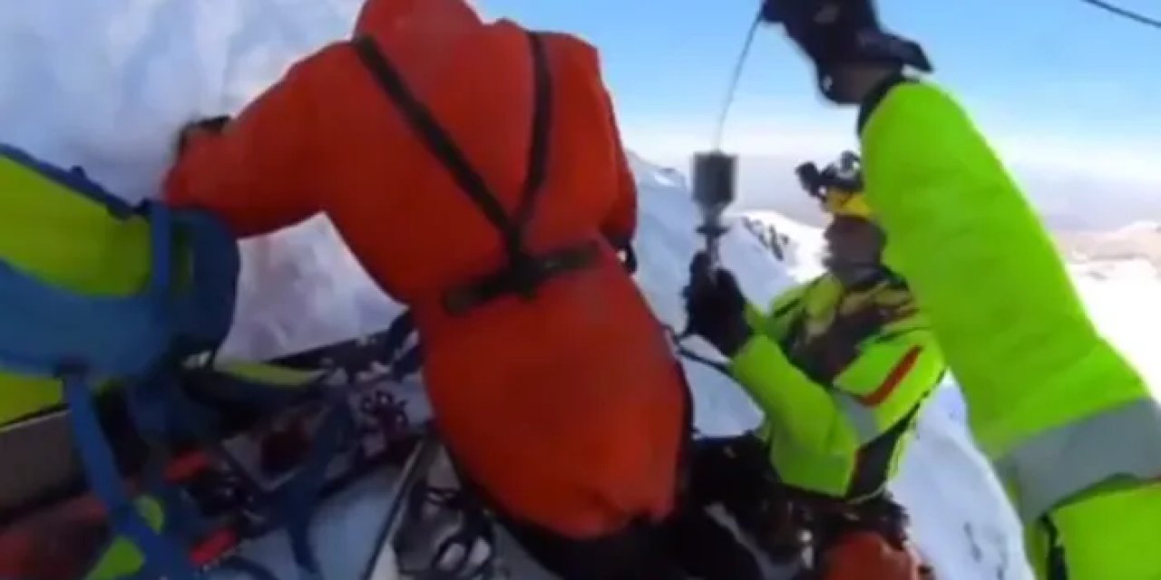 İtalya'da bir dağda mahsur kalan 3 kayakçı kurtarıldı