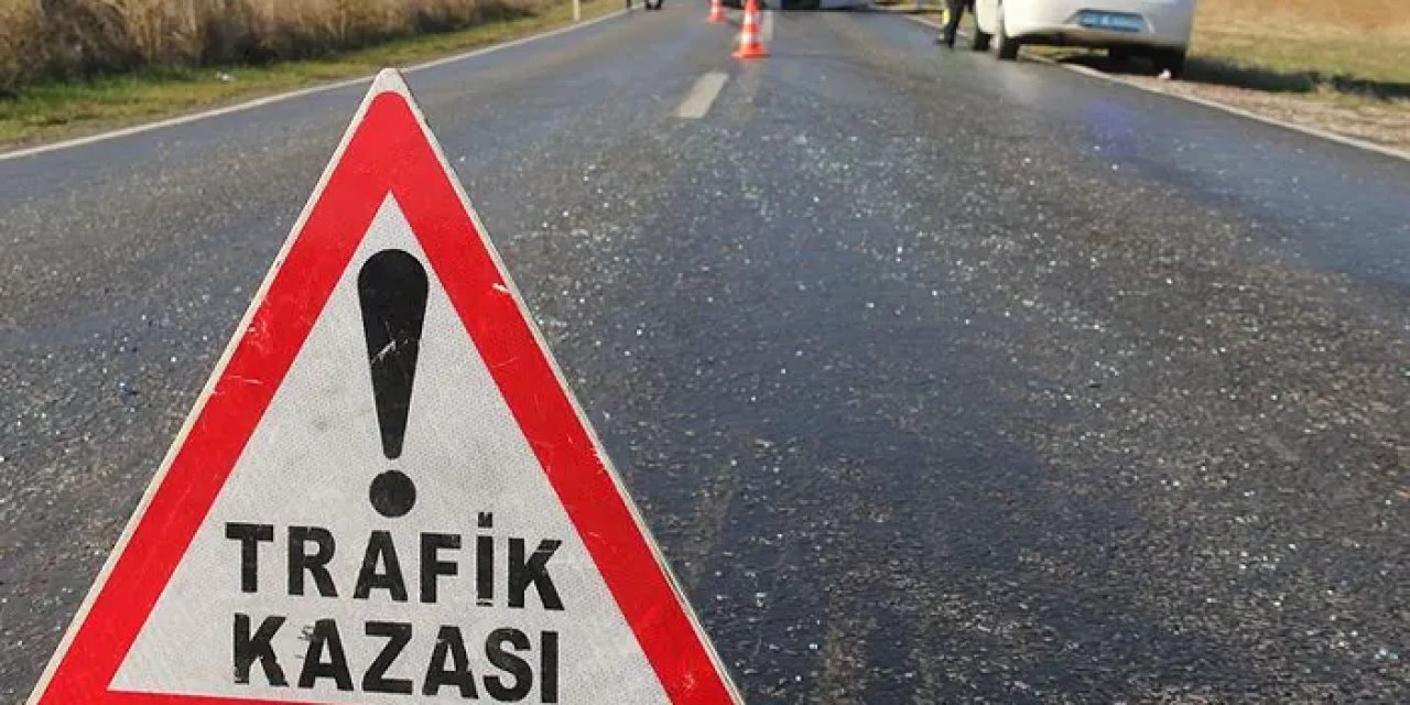 Trabzon plakalı araç refüje çarparak devrildi! 2 kişi yaralandı