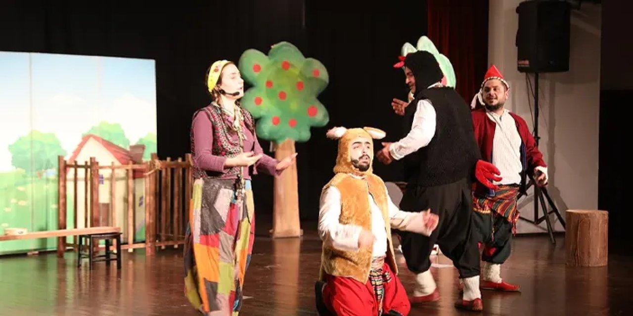 Akçaabat'ta sahne renkli kostümlerle doldu! ‘Bana Bir Masal Anlat' çocuk oyunu sahnelendi