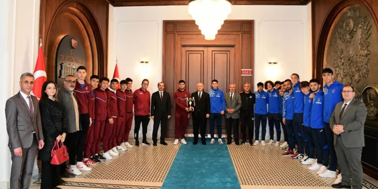 Şampiyon Yavuz Sultan Selim Anadolu Lisesi'nden Vali Yıldırım'a ziyaret