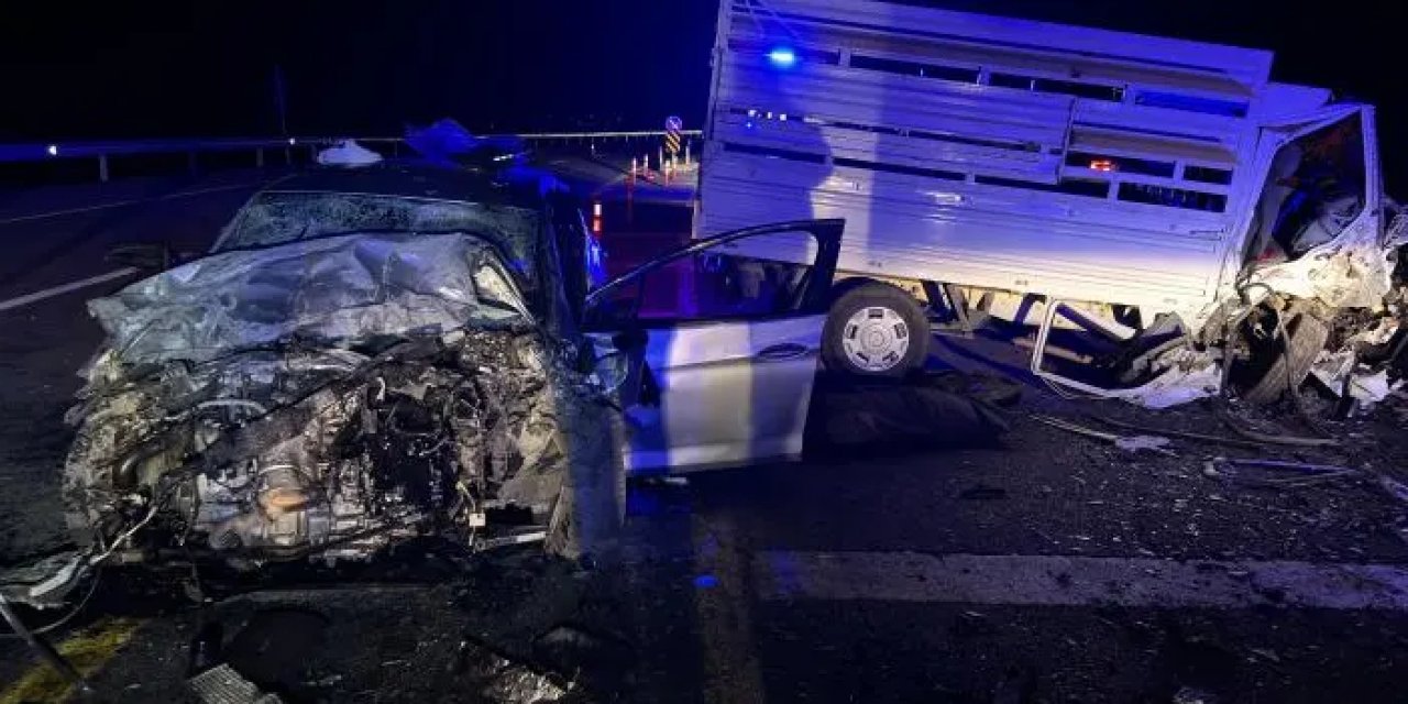 Bingöl'de otomobil ile kamyonet çarpıştı! 3 ölü