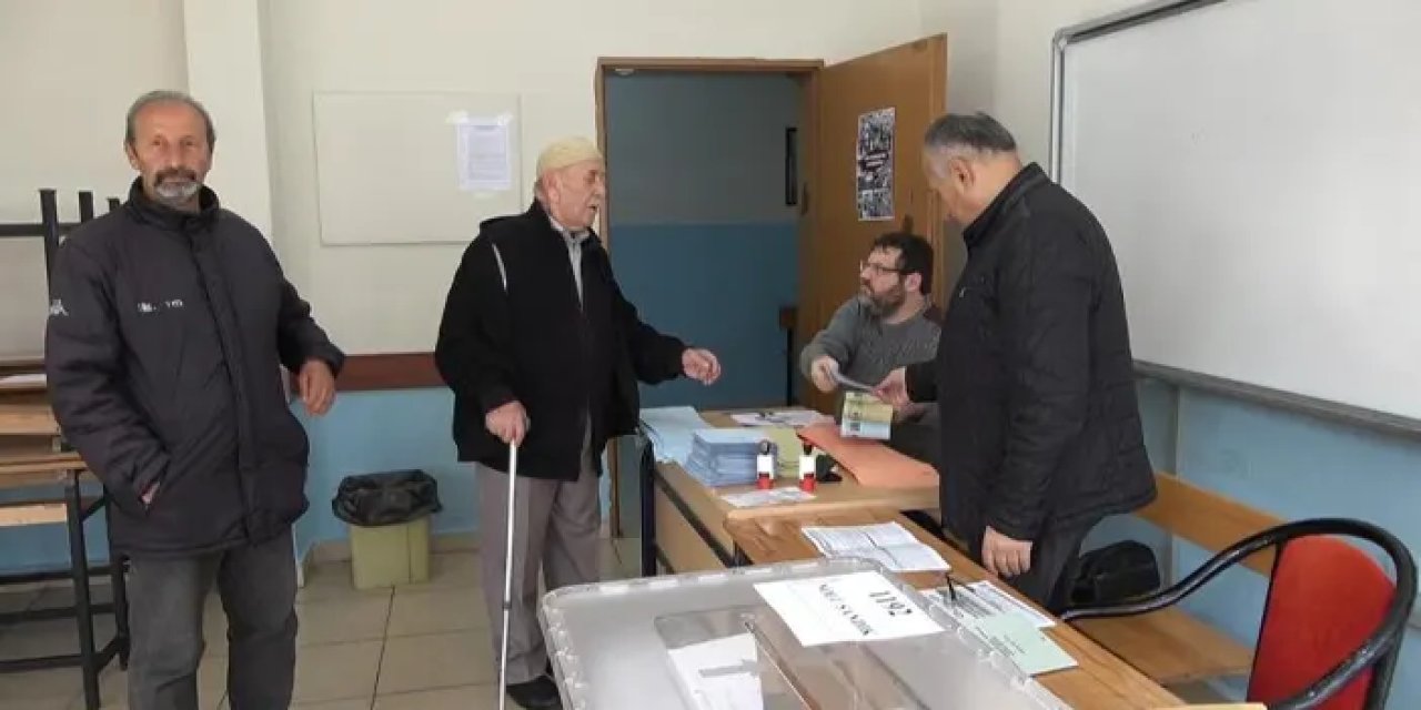 Rize'de seçmenler yerel seçim için sandık başında