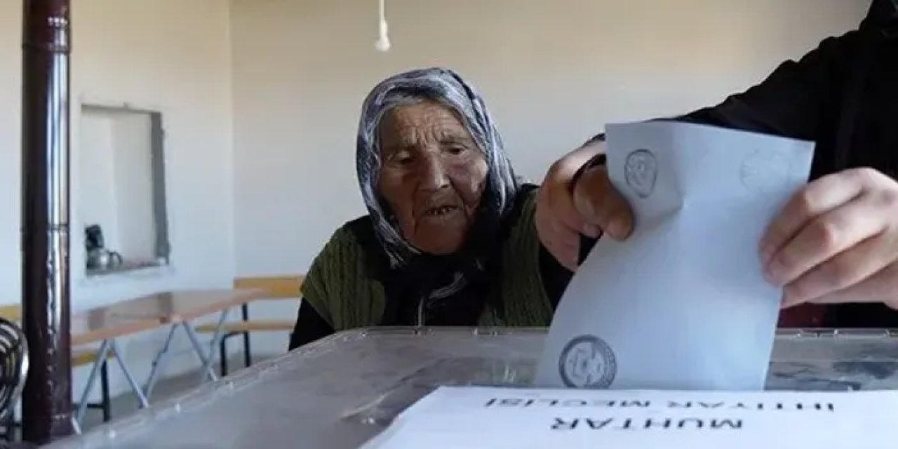 Türkiye'nin en yaşlı seçmeni Arzu Nine oyunu kullandı