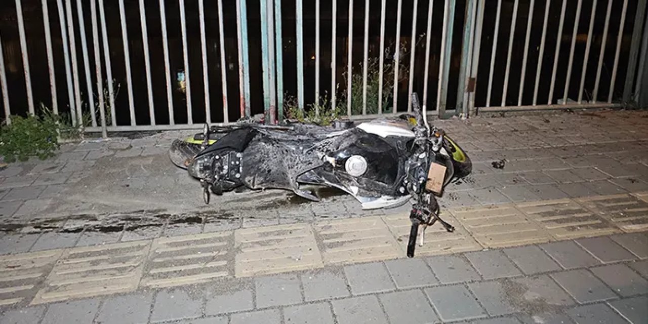 Adana'da motosiklet ağaca ve direğe çarptı! 2 ölü
