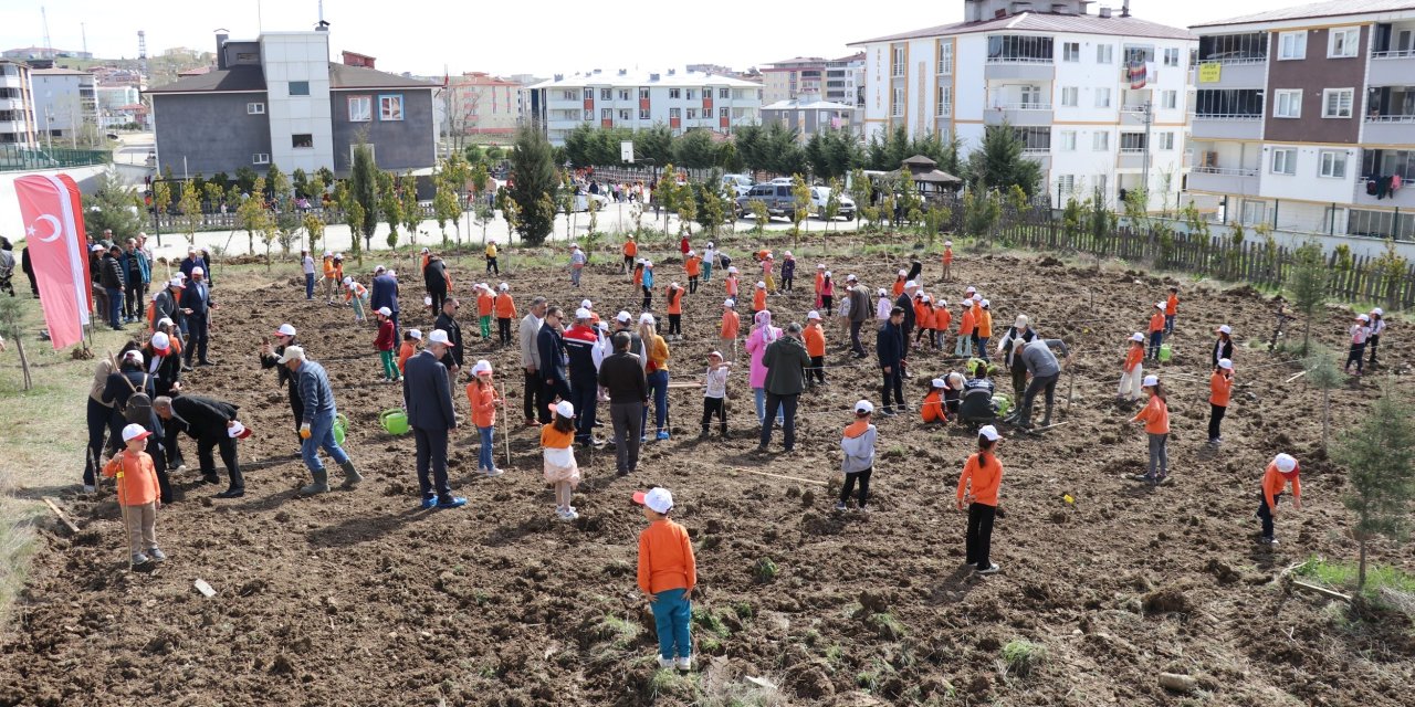 Samsun'da meyve fidanları okul bahçesine dikildi