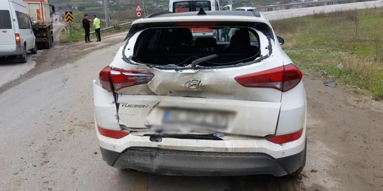 Samsun'da kamyon otomobille çarpıştı! Anne ve kızı yaralandı