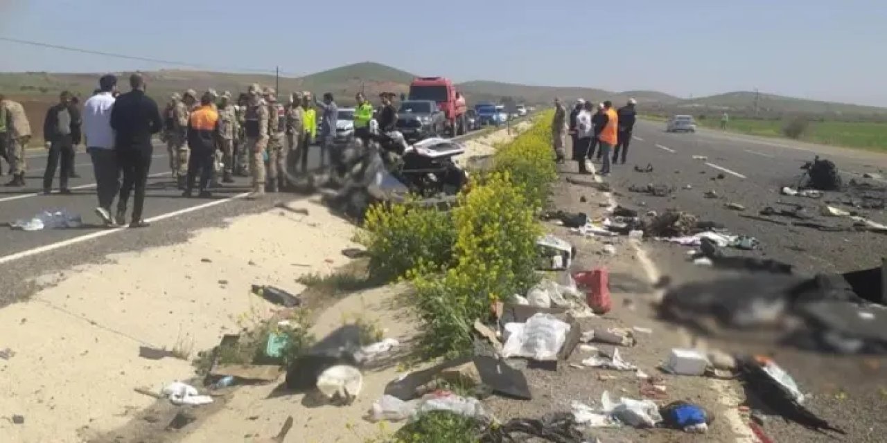 Otomobil ile kamyon çarpıştı! 1'i polis 4 kişi hayatını kaybetti