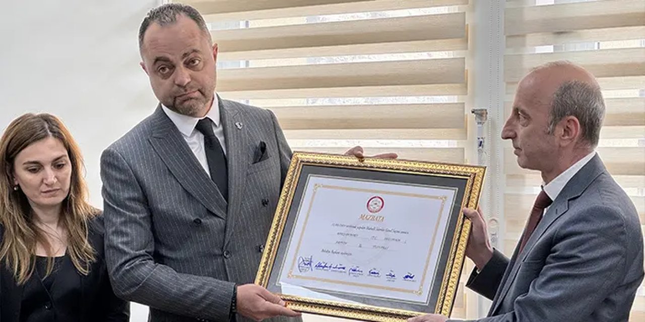Yusufeli Belediye Başkanı Barış Demirci mazbatasını aldı