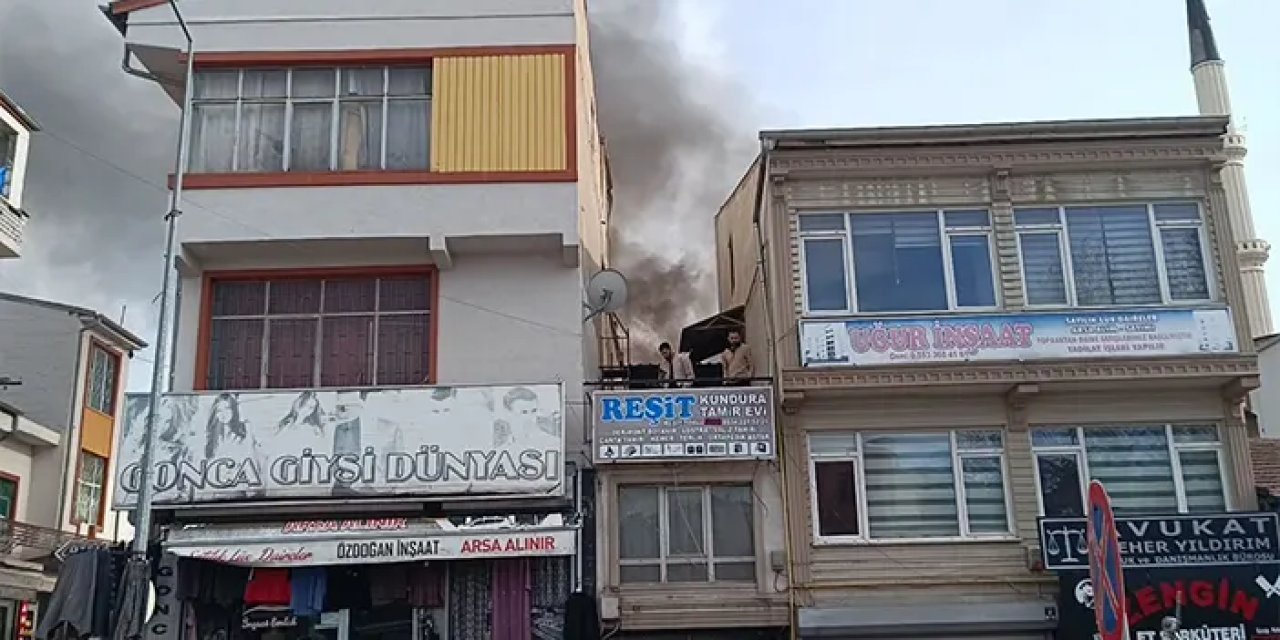 Kayseri'de 2 katlı binanın avlusunda yangın