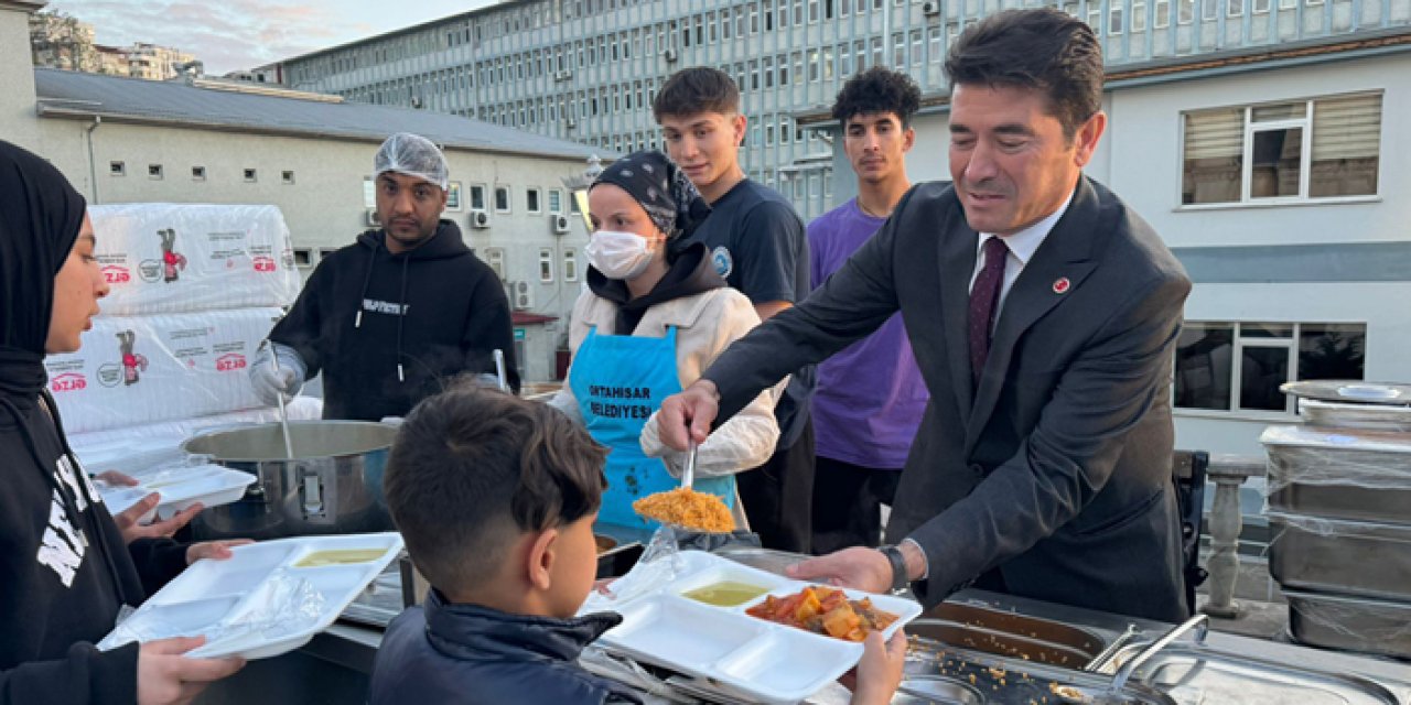 Trabzon'da Ortahisar Belediye Başkanı Ahmet Kaya iftar çadırında vatandaşlara yemek dağıttı
