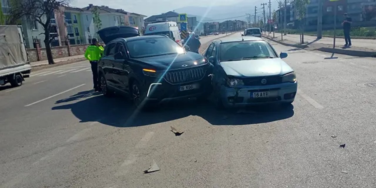 Bursa'da 2 otomobil çarpıştı! 3'ü çocuk 5 yaralı
