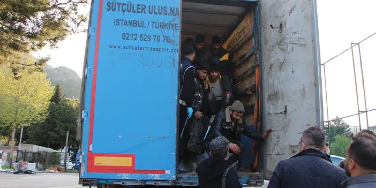 Amasya'da durdurulan tırda 64 göçmen yakalandı