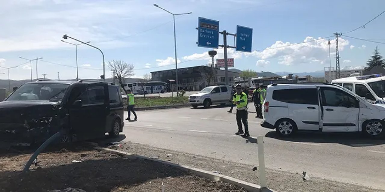 Bingöl'de minibüs ile hafif ticari araç çarpıştı! 15 yaralı