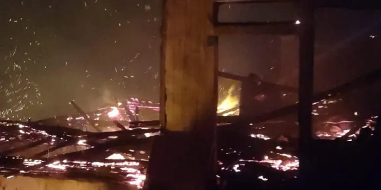 Rize'de iki katlı ahşap ev yandı!