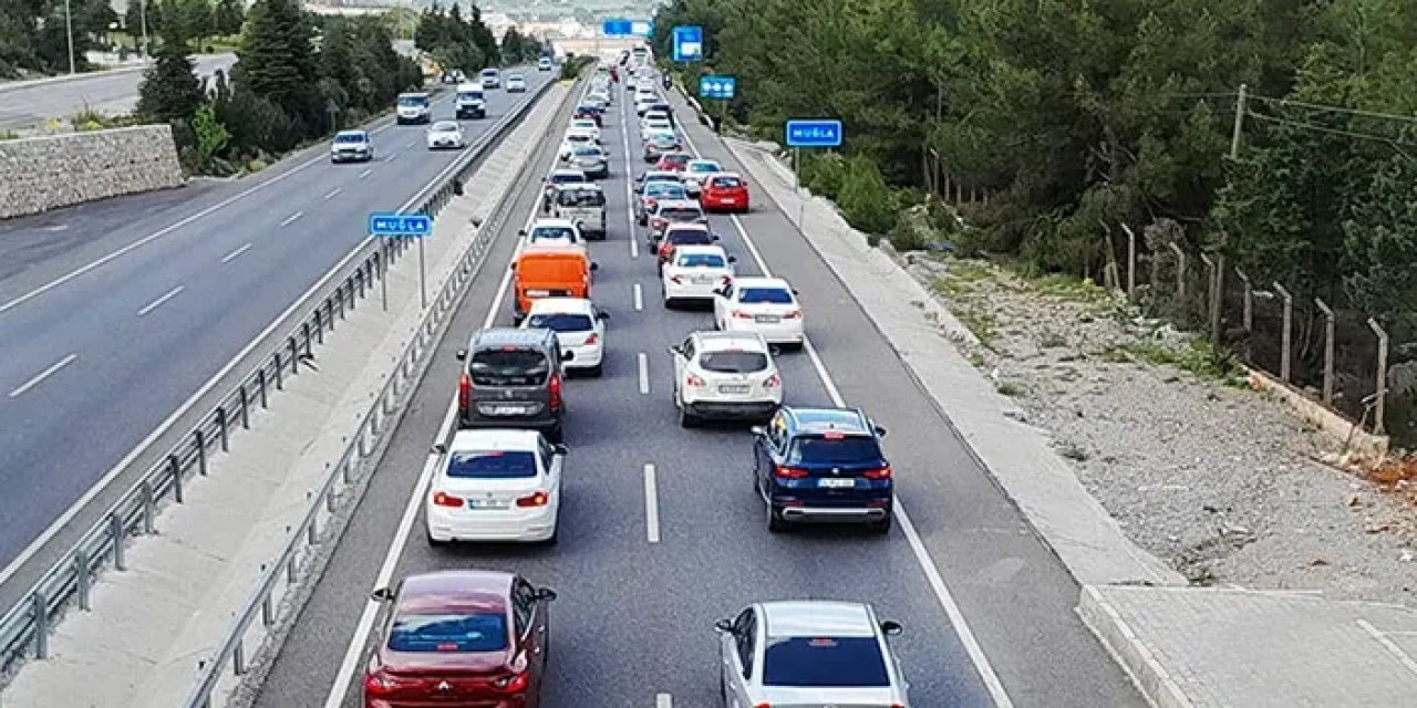 Bayram Dönüşü Trafik Yoğunluğu: Araç Kuyrukları