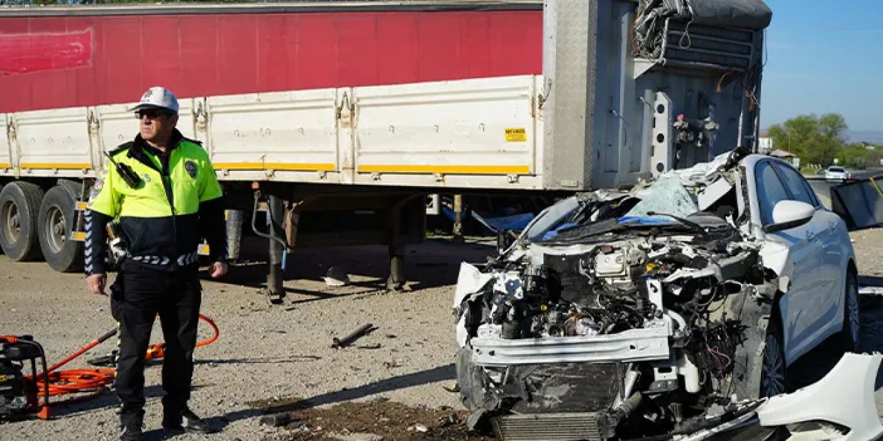 Kırıkkale'de feci kaza! Otomobil yayaya çarptı: 1 ölü 2 yaralı