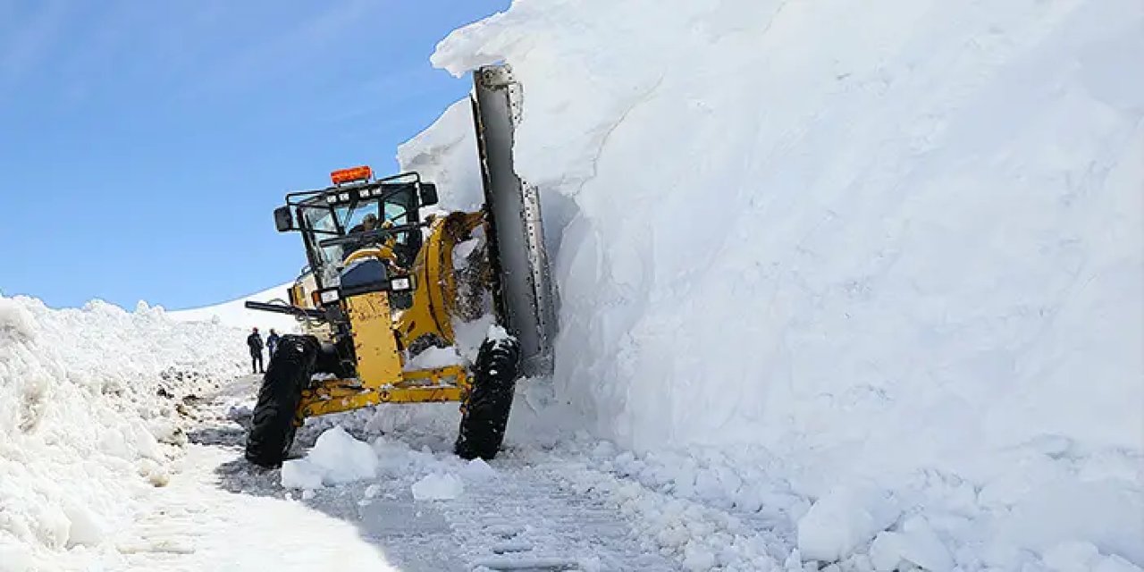 Bayburt'ta ilkbaharda karla mücadele! İş makinesinin boyunu aşıyor