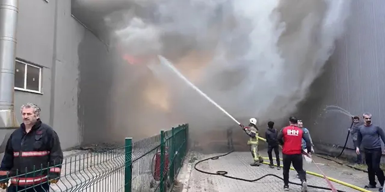 Bursa'da sandalye fabrikasında yangın! Söndürme çalışmaları sürüyor