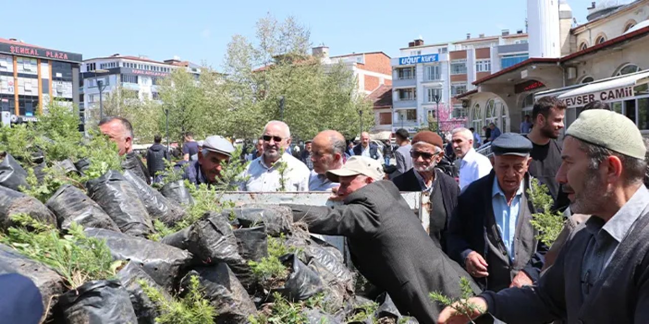 Samsun'da vatandaşlara 1500 fidan dağıtıldı