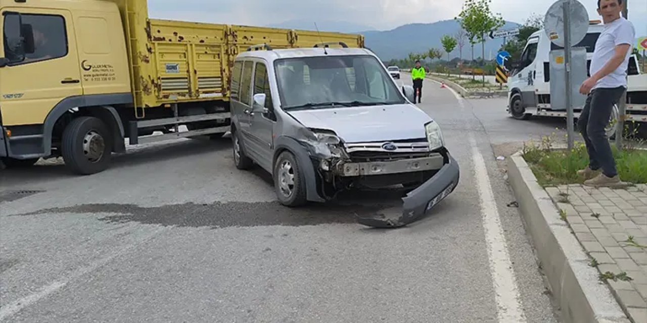 Bursa'da hafif ticari araç ile otomobil çarpıştı! 1'i çocuk 5 yaralı
