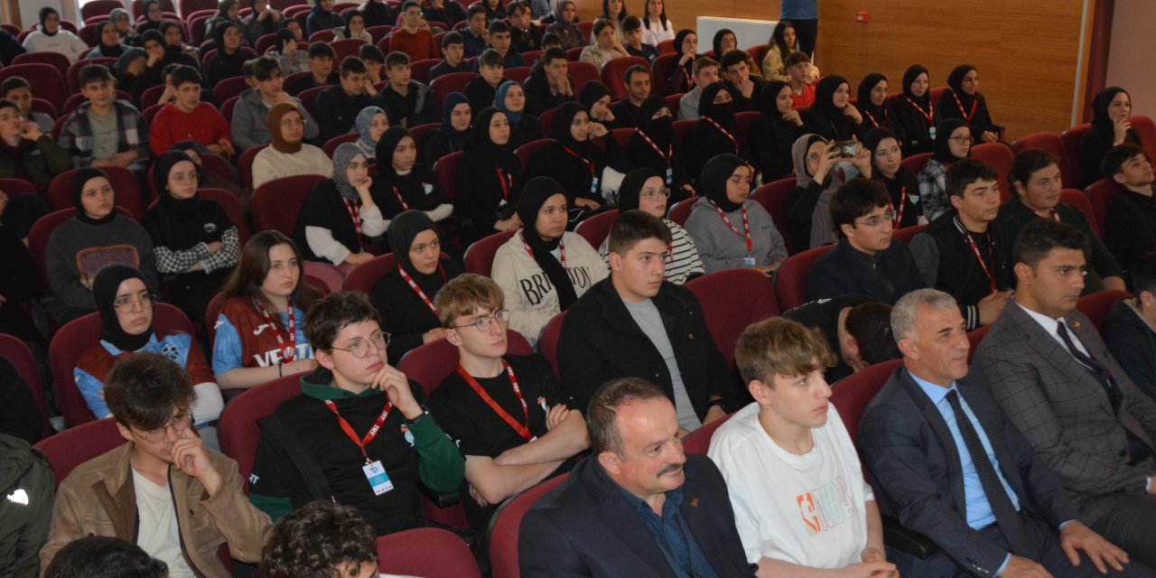 Trabzon'da lise öğrencilerine gazetecilik eğitimi