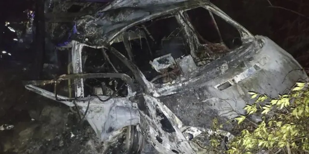 Adana'da minibüs uçuruma devrilip yandı! 3 ölü, 18 yaralı
