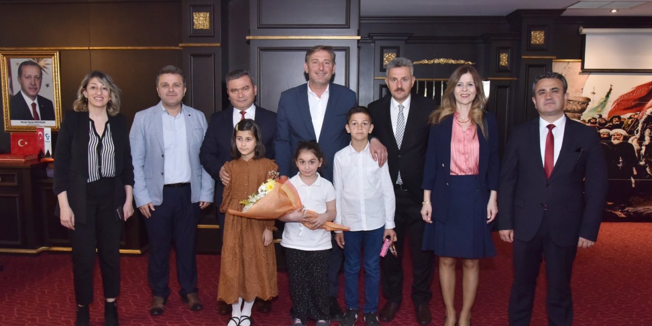 Samsun'da Tekkeköy Belediye Başkanı Candal 23 Nisan'da makamını çocuklara teslim etti.
