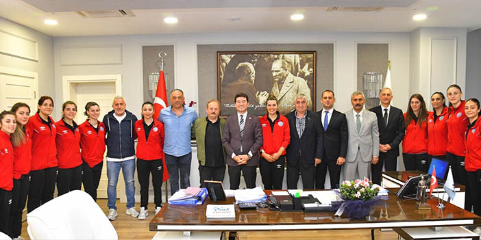 Ortahisar Belediye Başkanı Ahmet Kaya hentbolcularla buluştu