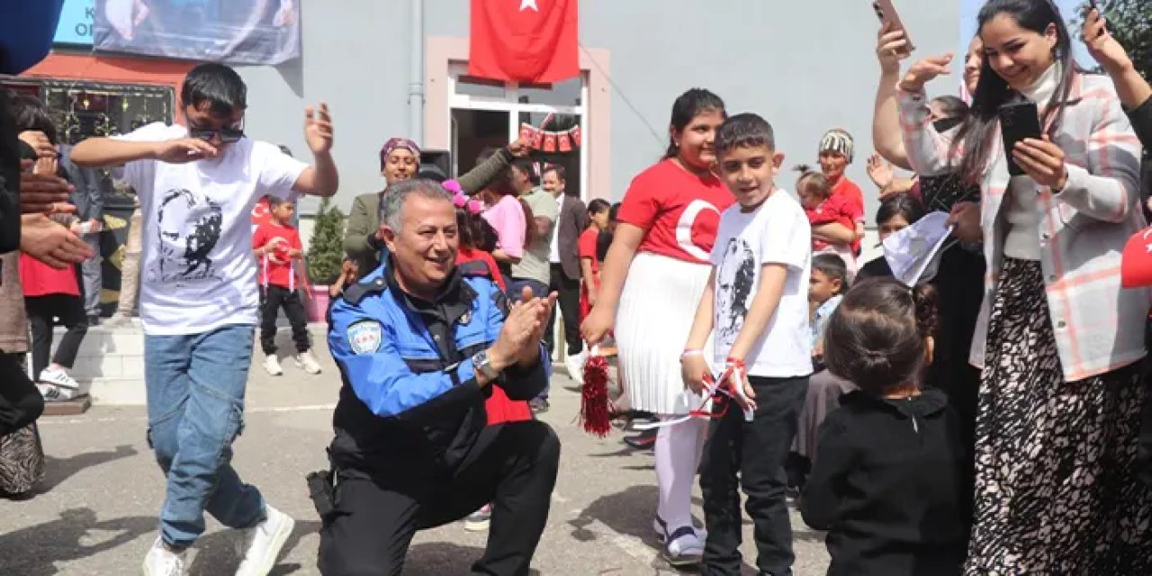 Samsun'da polisler çocuklarla 23 Nisan'ı kutladı
