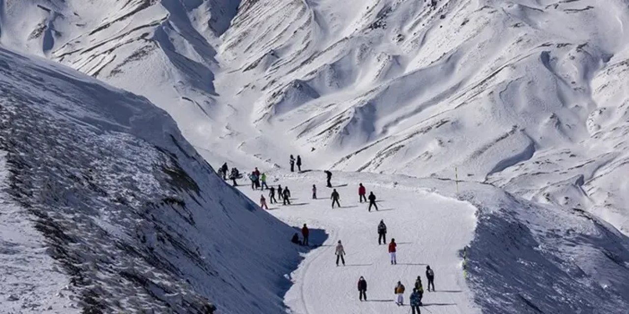 Erzurum'da Palandöken Kayak Merkezi Tarihinin En Yoğun Sezonunu Geride Bıraktı