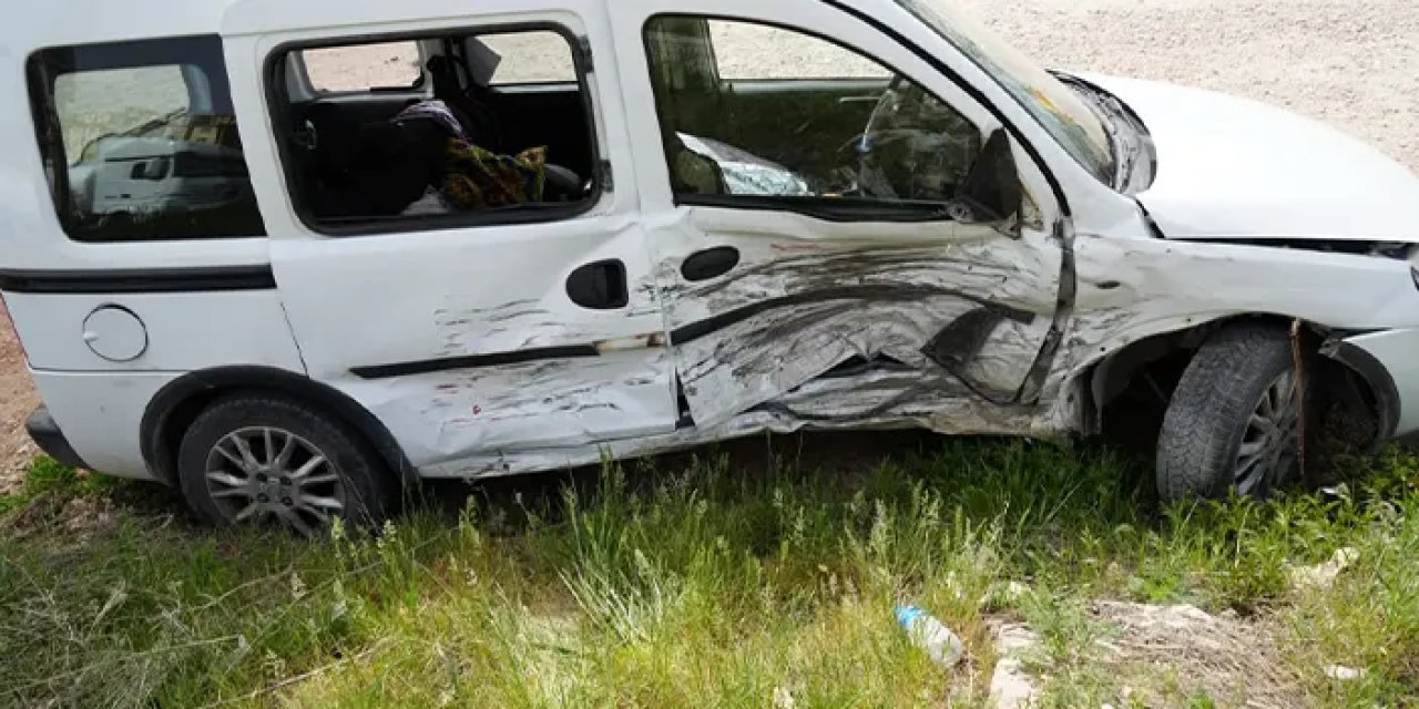 Bayburt'ta iki araç çarpıştı, 4 kişi yaralandı! O anlar kamerada