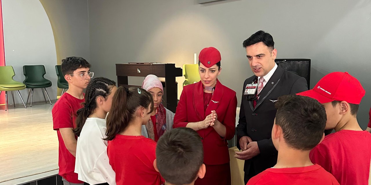 Samsun'da Türk Hava Yolları uçuş ekibi öğrenciler ile buluştu
