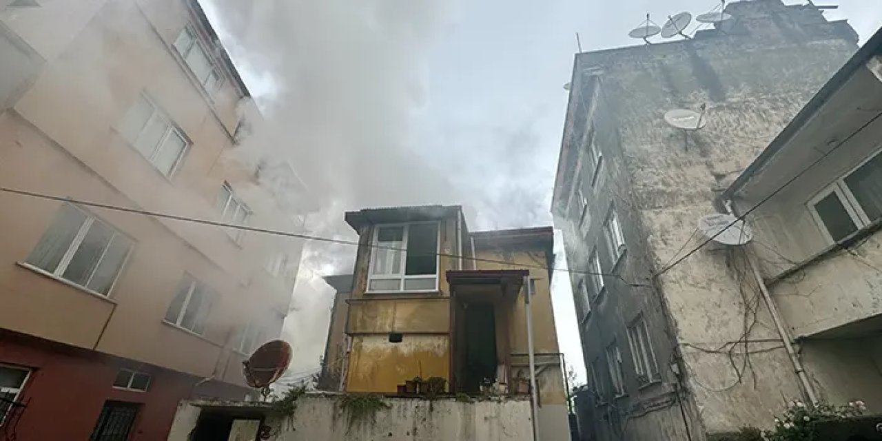 Trabzon'da sokağı bir anda duman bulutu kapadı! İki katlı evde yangın