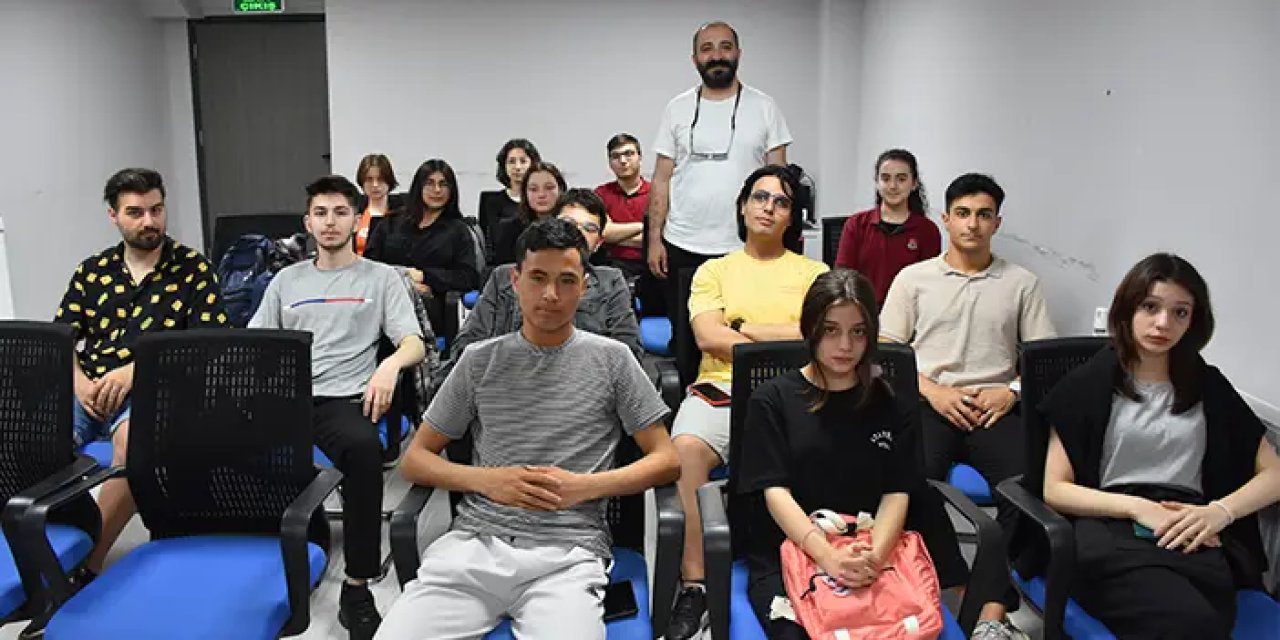 Trabzon'da Şehit Eren Bülbül Gençlik Merkezi'ndeki drama atölyesinde eğitimler sürüyor