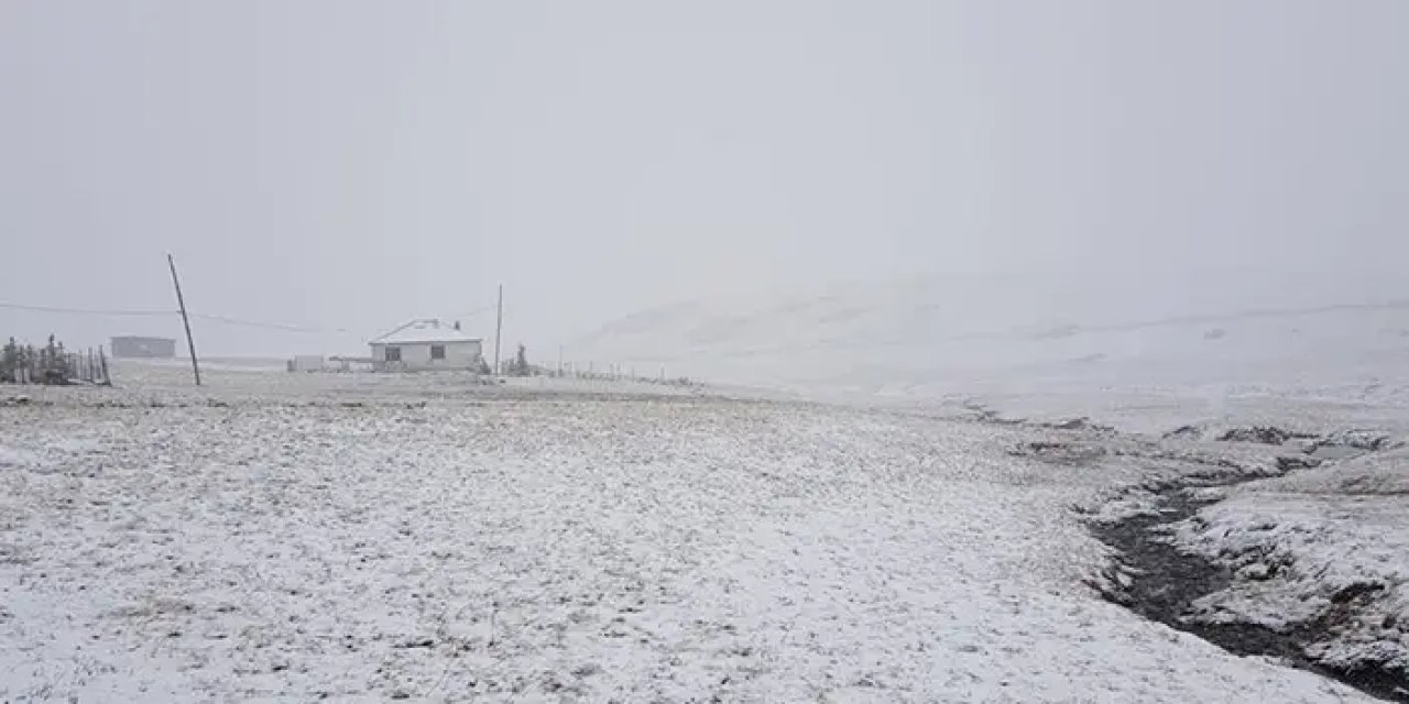 Bayburt'un yüksekleri Mayıs ayında beyaza büründü