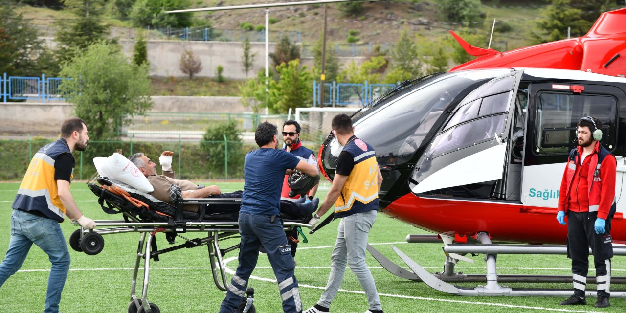 Giresun'da parmağı kesilen kişi ambulans helikopterle Trabzon'a getirildi