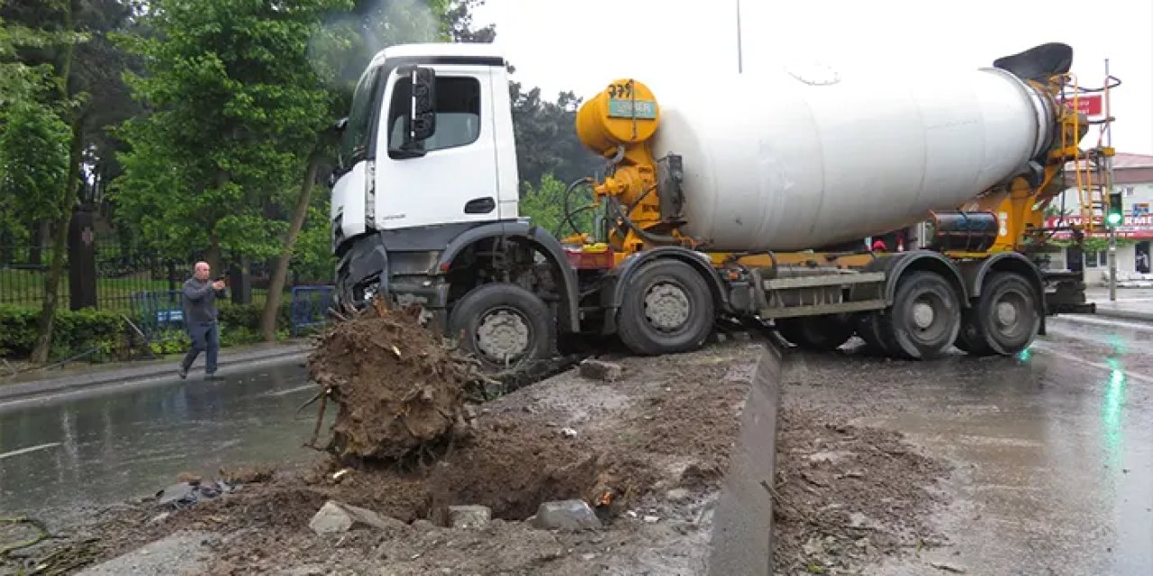 İstanbul'da beton mikseri karşı şeride geçti! Trafik kilitlendi