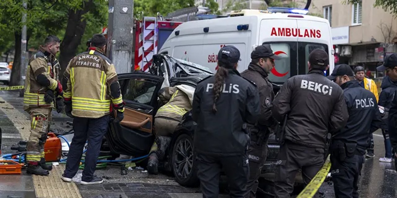 Ankara'da otomobil direğe çarptı! 1 ölü, 4 yaralı