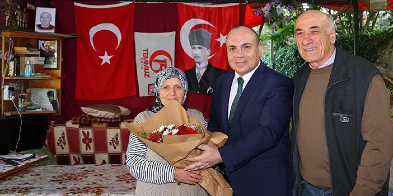 Artvin Valisi Ünsal'dan 'Anneler Günü'nde şehit annesine ziyaret