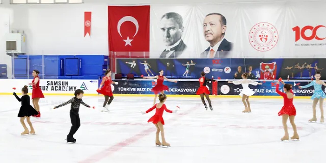 Samsun'da artistik buz pateni sporcuları gösteriye hazırlanıyor