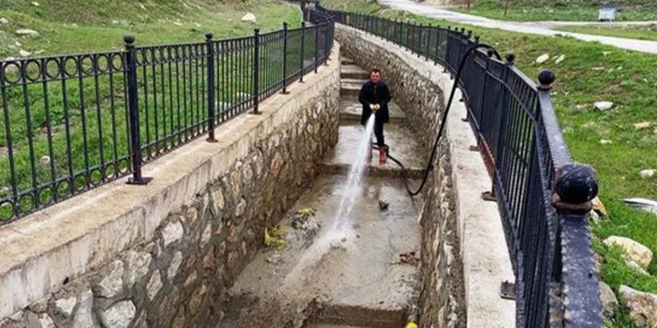 Bayburt'ta belediye ekipleri taşkın koruma kanallarını temizledi