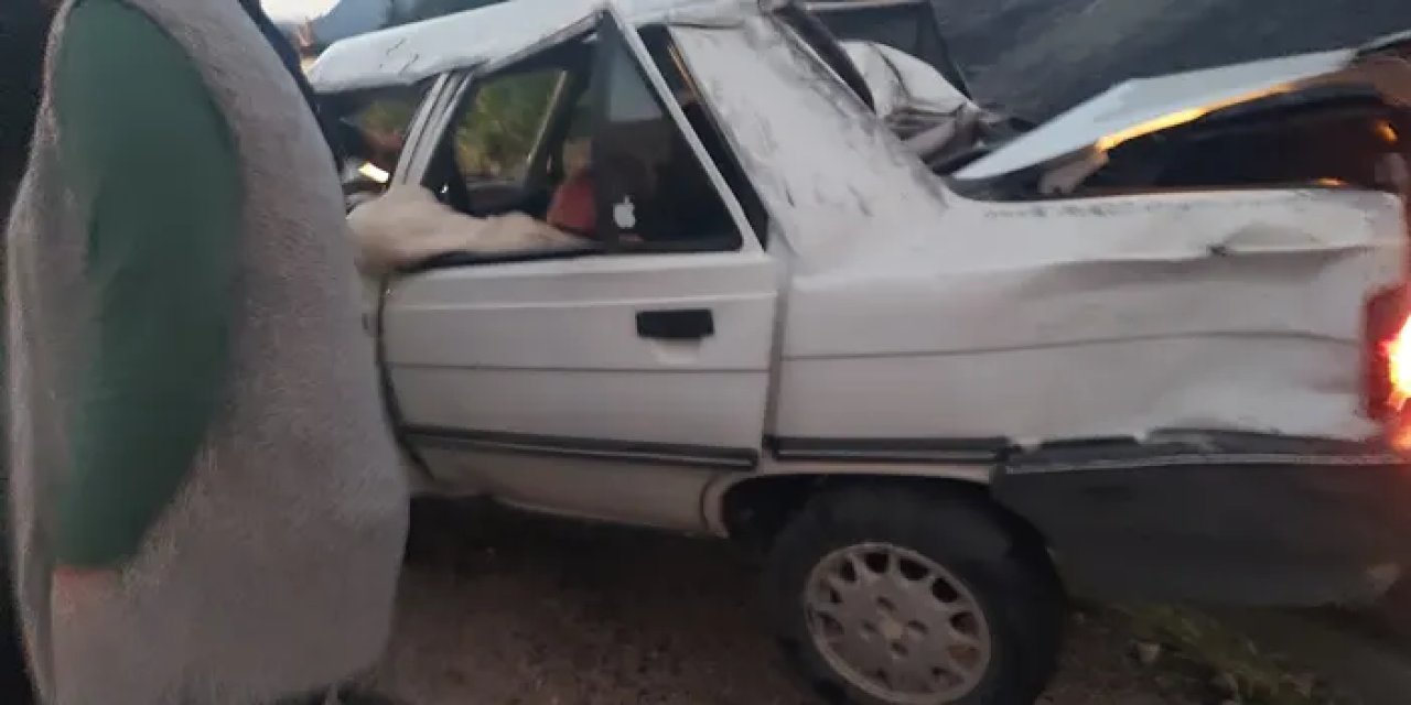 Adana'da otomobil bariyerlere çarptı! 2 yaralı