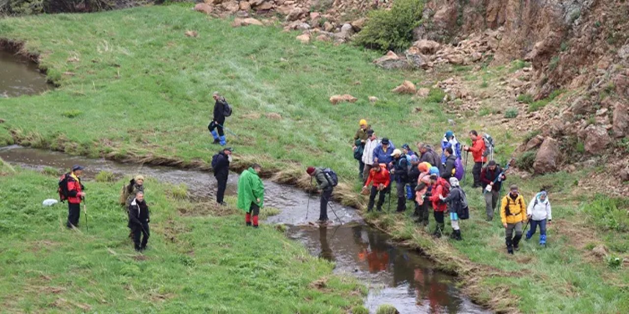 Trabzon'dan Erzurum'a giden ekip yağmur çamur demeden metrelerce yürüdü