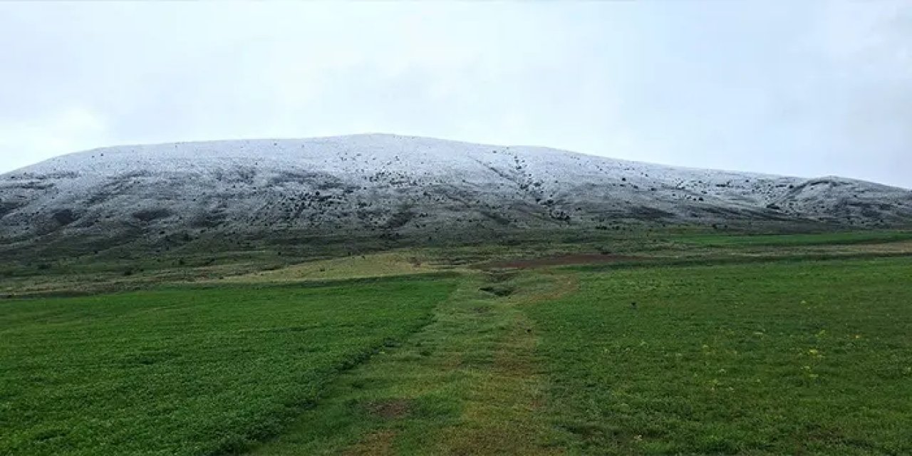 Bayburt'un yüksek tepelerine kar yağdı!