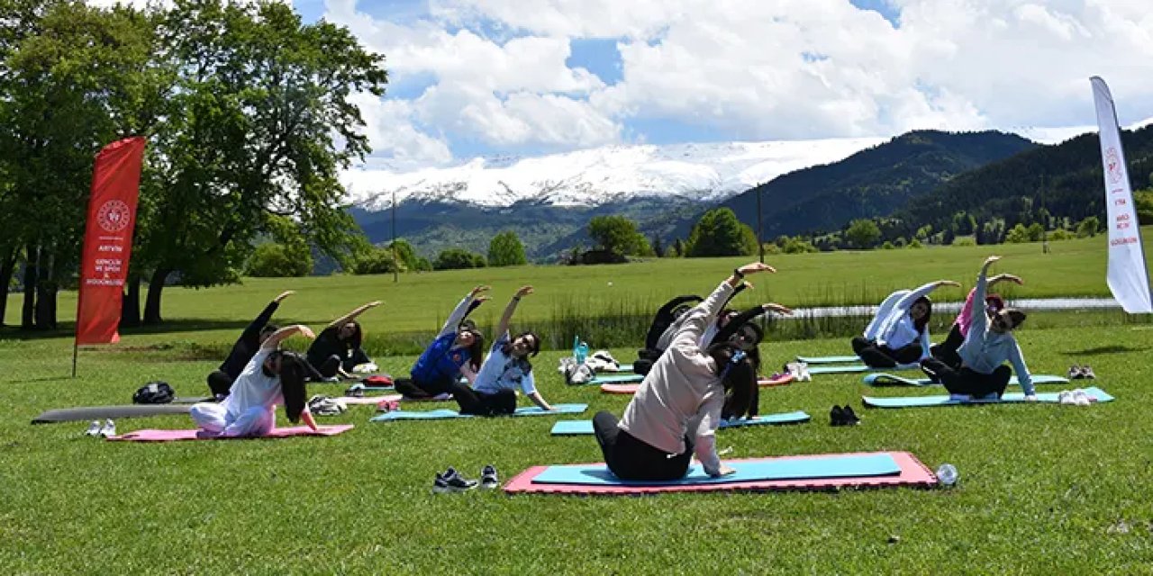 Artvin'de 'Gençlik Haftası'nda 1400 rakımda yoga