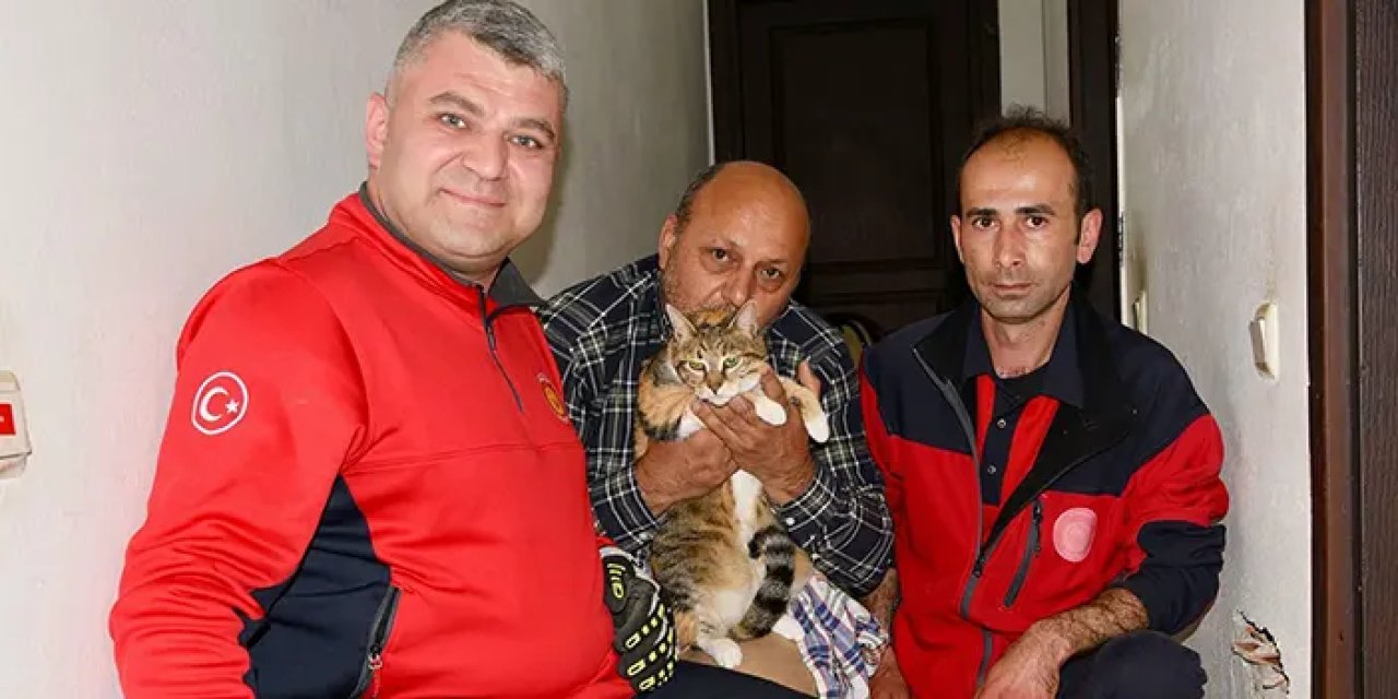 Giresun'da apartman bacasına sıkışan kedi kurtarıldı