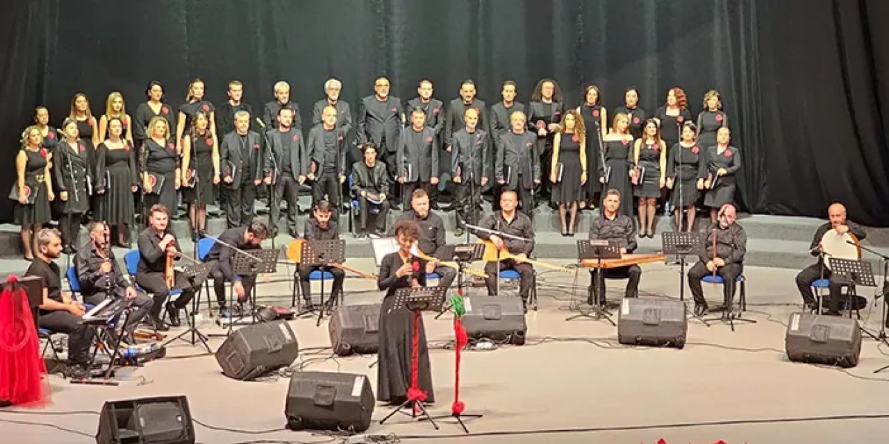 Trabzon'da öğretmenlerin oluşturduğu koro konser verdi
